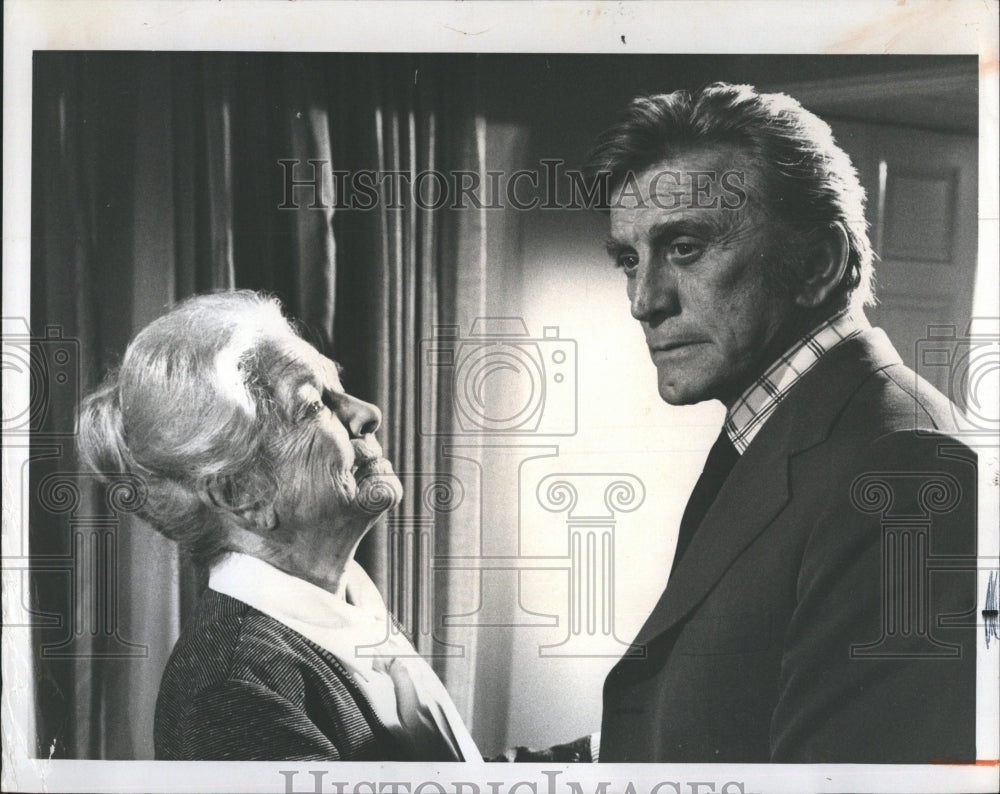 1976 Press Photo Actors Helen Hayes And Kirk Douglas Star In The Moneychangers - Historic Images