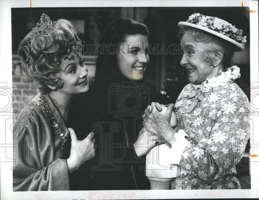 1972 Press Photo Lucille Ball Daughter Lucie Helen Hayes Actresses - Historic Images