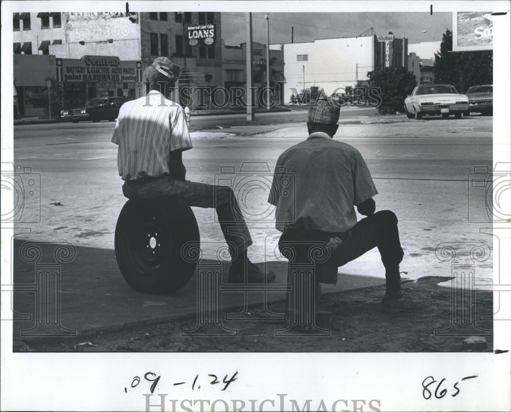 1977 Press Photo Moses Harris and other unemployed men wait for work. - Historic Images