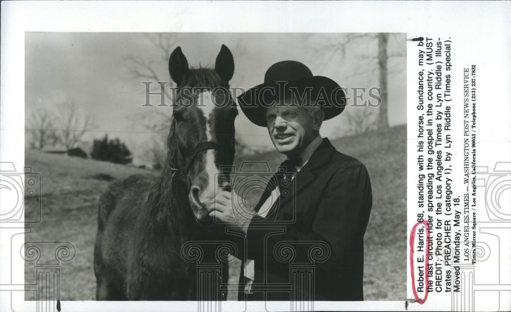 1992 Press Photo Robert E. Harris, circuit riding preacher and horse Sundance. - Historic Images