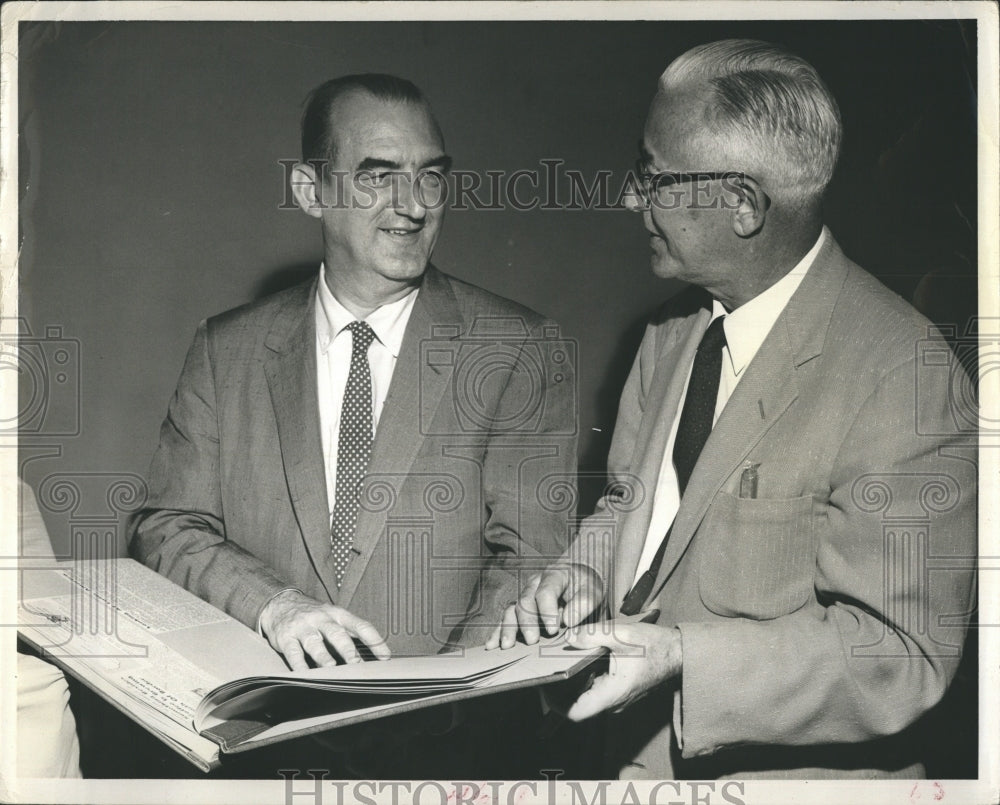 Press Photo Tom Harris and other man reading book. - Historic Images