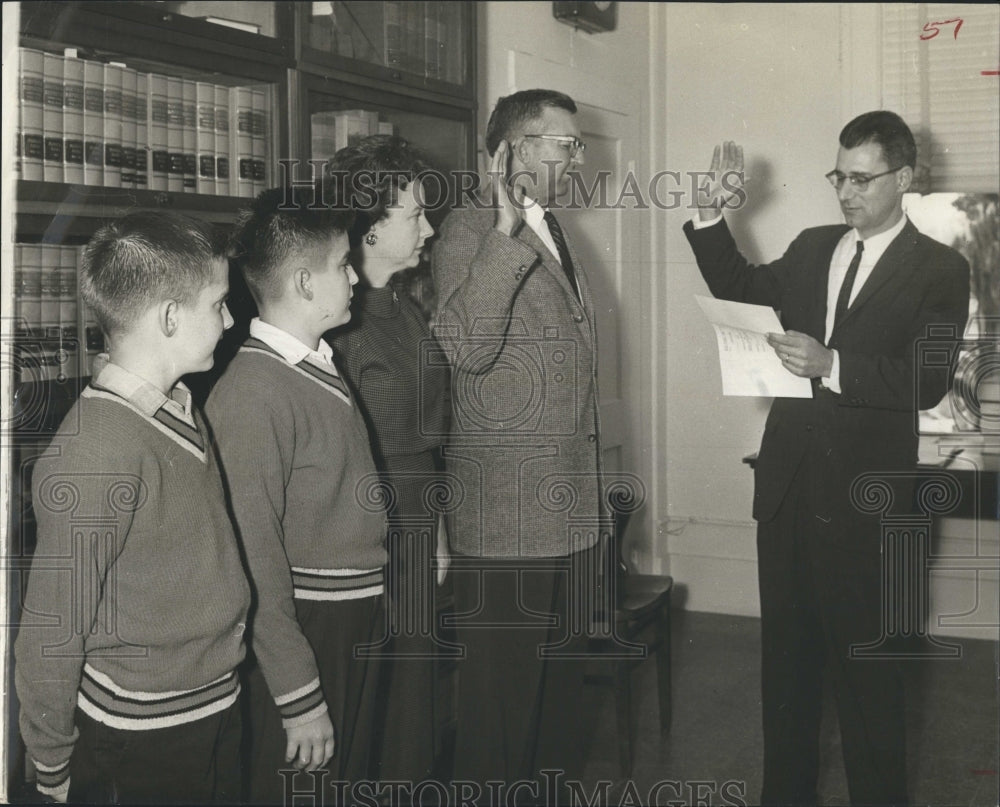 1961 Press Photo Clarence Harrison Jr take oath of office to Manatee County - Historic Images