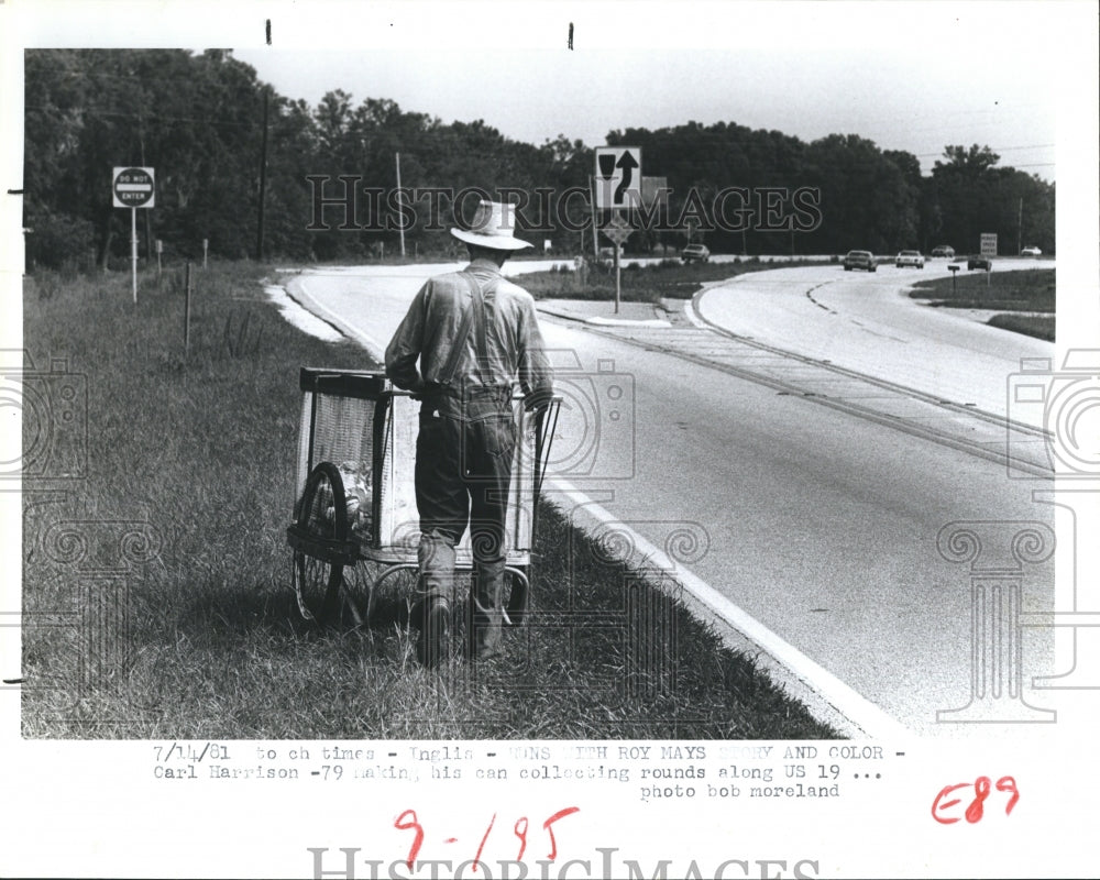 1981 Press Photo Carl Harrison collects can along the U.S. 19. - Historic Images