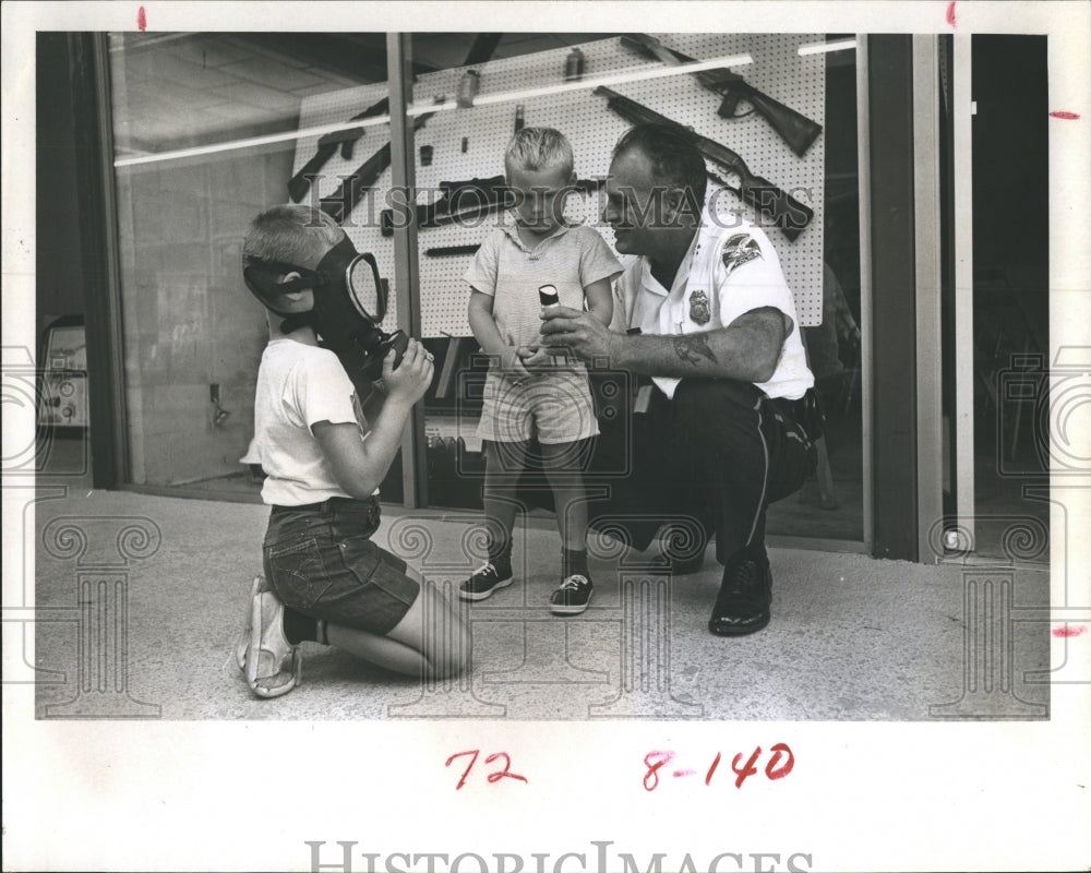 1967 Press Photo John Long , Chuck Long,  W. S. Harris, at police exhibit. - Historic Images