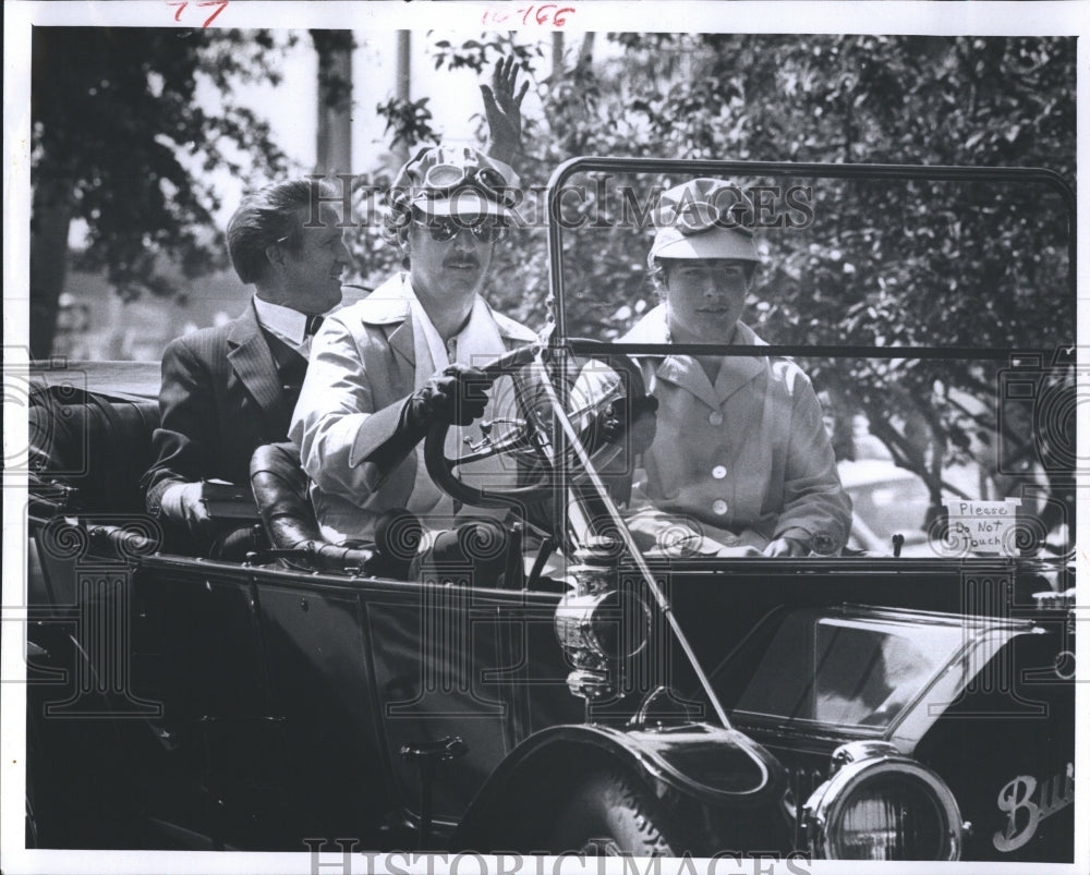 1981 Press Photo Minister Dr. Ray Harrison arrives for Sunday morning church - Historic Images