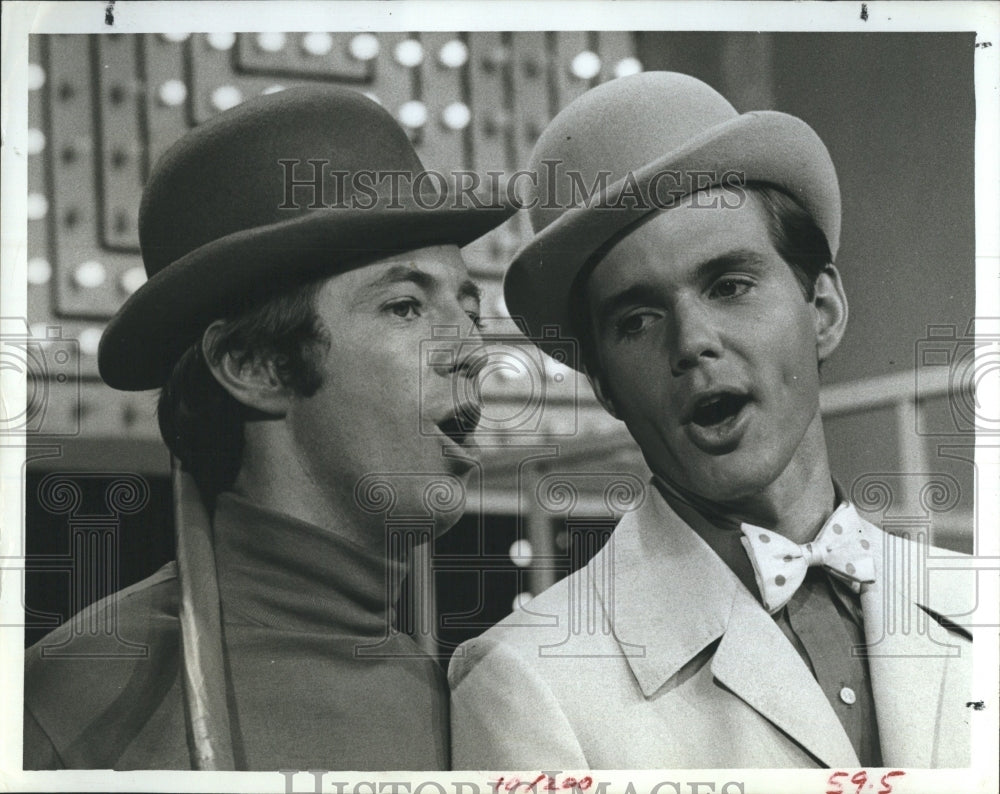 1966 Press Photo Actors Noel Harrison and John Davidson - Historic Images