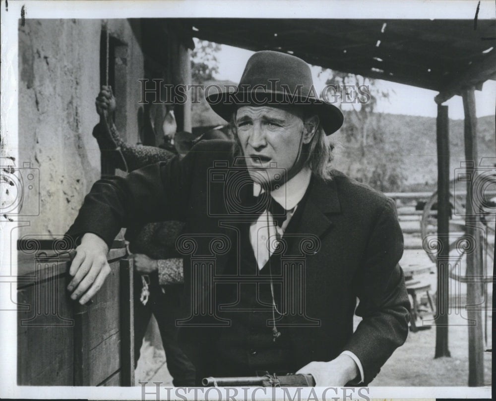 1977 Press Photo Richard Harris in "The Deadly Trackers." - Historic Images