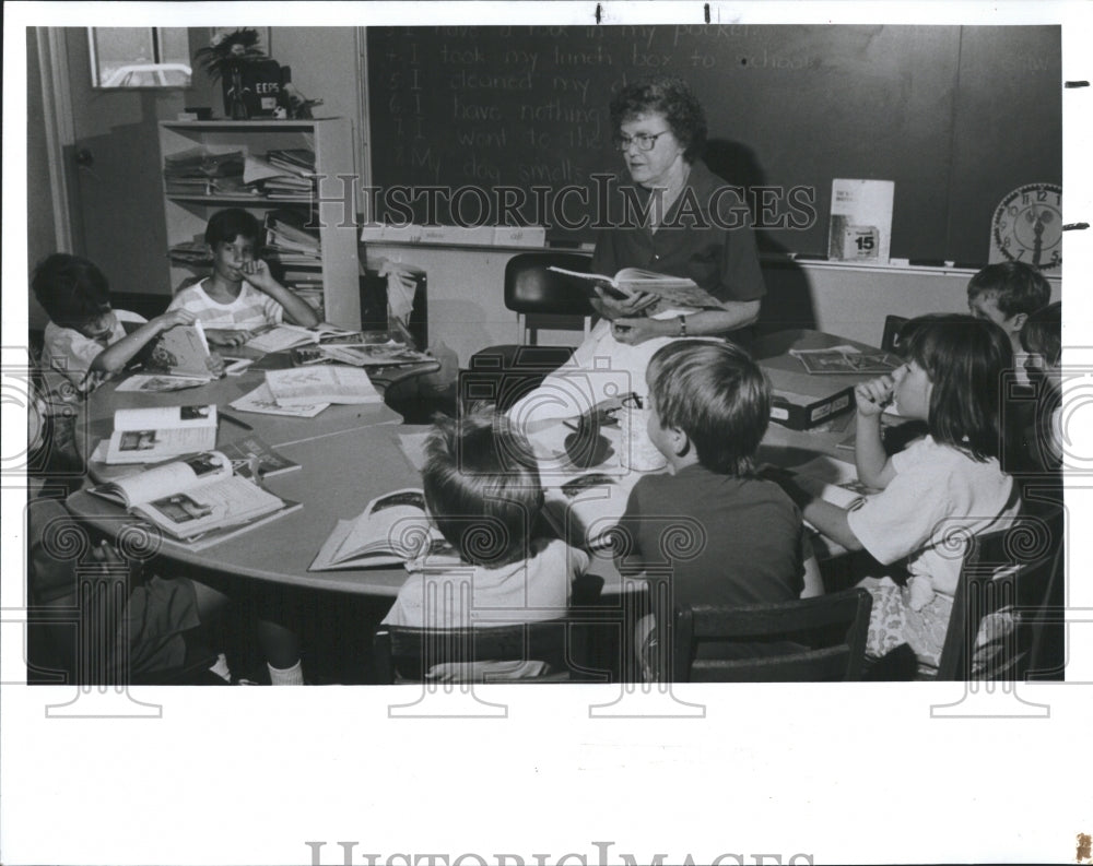 1960 Press Photo Inverness Primary School Teacher Mary Harrison First Graders - Historic Images