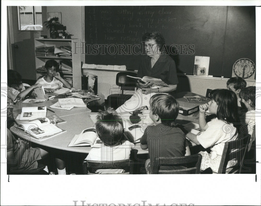 1960 Press Photo Teacher Mary Harrison With First Graders - Historic Images