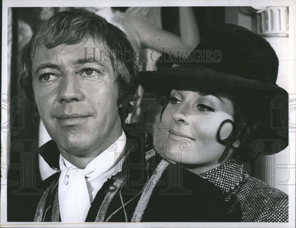 1971 Press Photo Lee Meriwether &amp; Noel Harrison  in &quot;Mission Impossible.&quot; - Historic Images