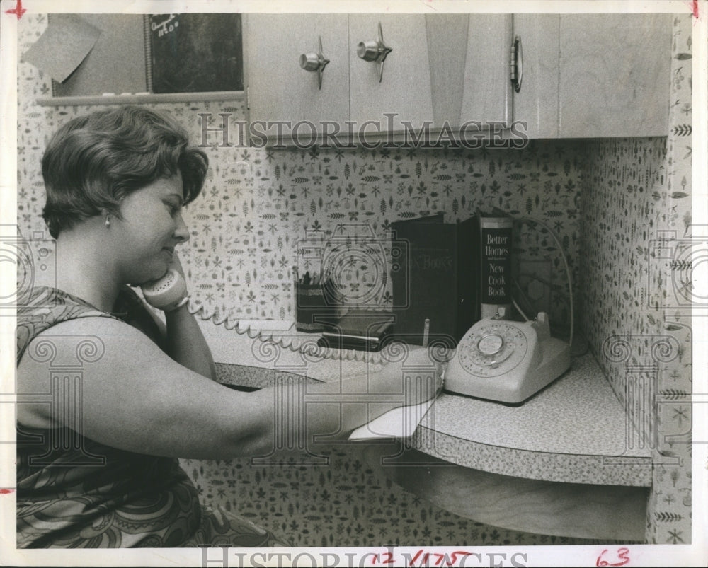 1967 Press Photo Mrs. Jimmy Harrison Takes Phone Messages At Kitchen Desk Area - Historic Images