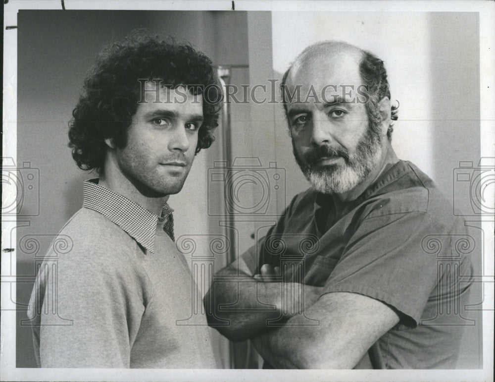 1979 Press Photo Actors Pernell Roberts Gregory Harrison MASH - Historic Images