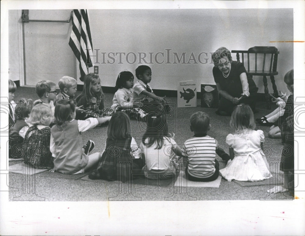 1971 Press Photo Mrs. Margaret Harrop conducts Children's Story Hour. - Historic Images