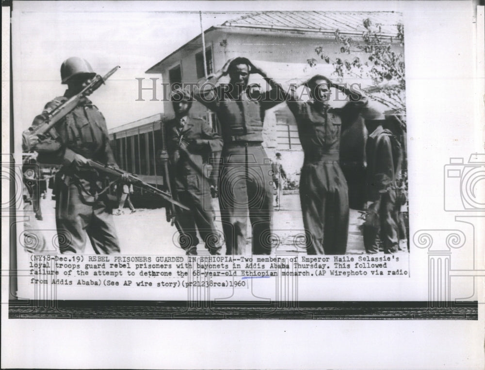 1960 Press Photo Ethiopian Emperor Haile Selassie Troops Guard Rebel Prisoners - Historic Images