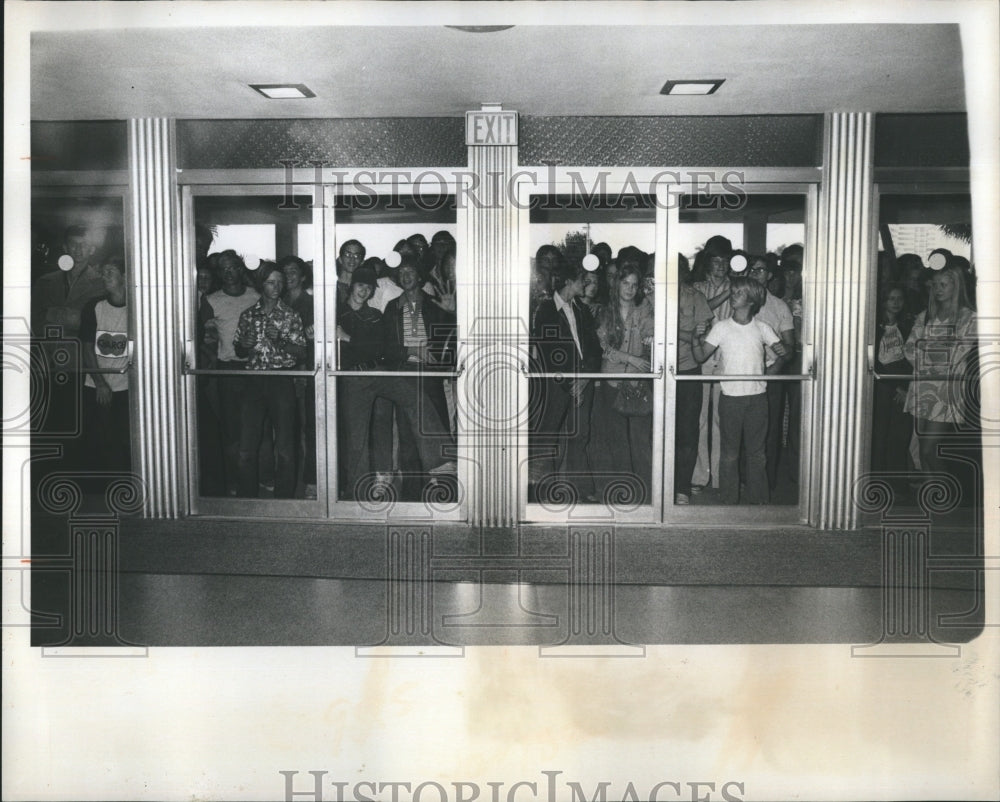 1975 Press Photo Crowds waiting for Expo 75 - RSH14529 - Historic Images