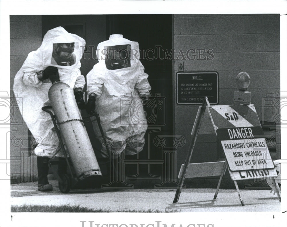 1991 Press Photo Hazmat Workers Pinellas County - RSH14613 - Historic Images