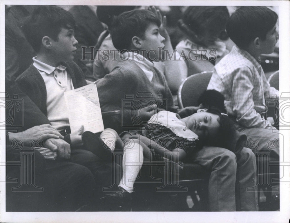 1970 Press Photo Evangelist Children Sleeping - Historic Images