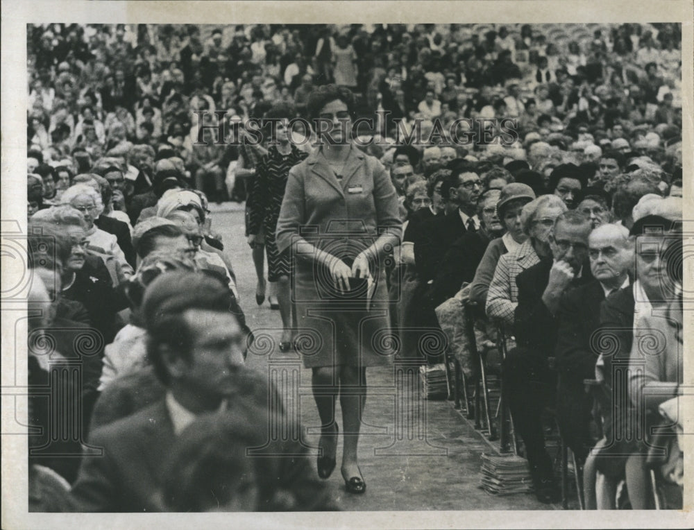 1970 Press Photo Evangelist Aisle Walk - RSH14641 - Historic Images