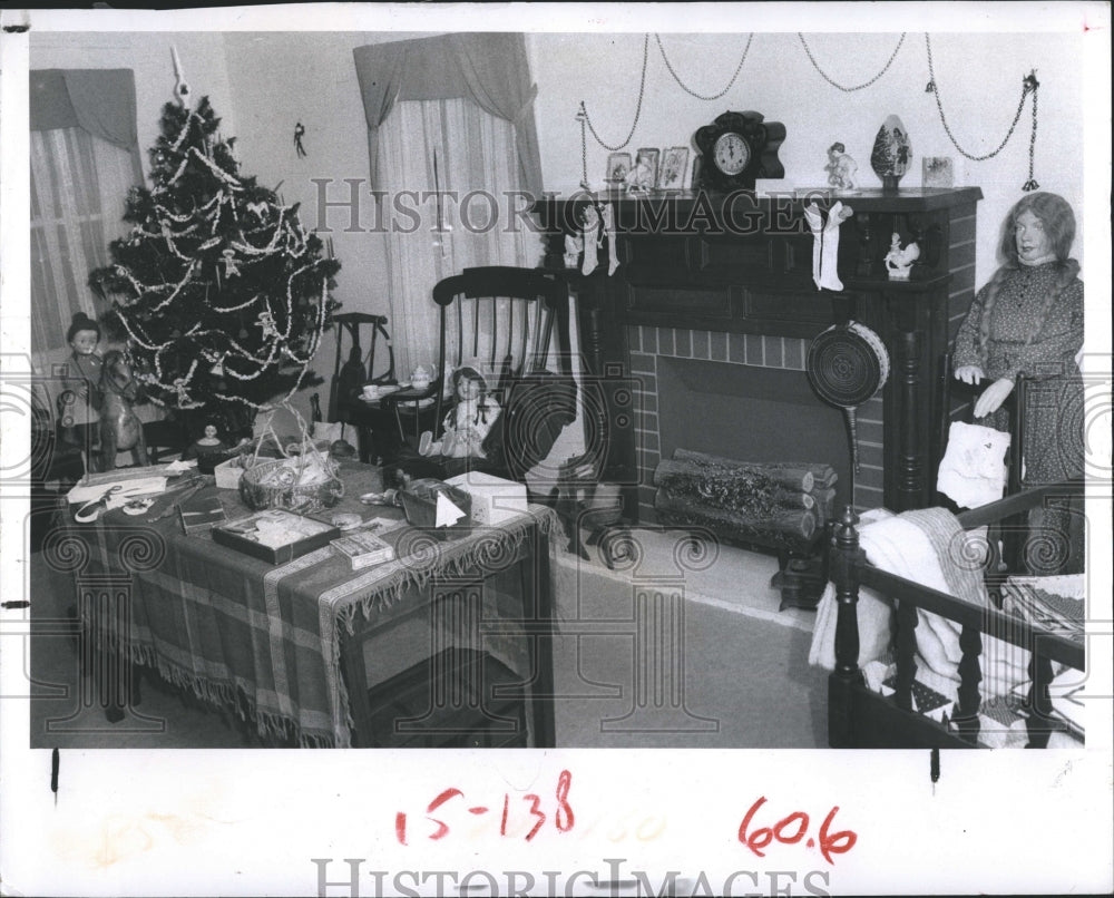 1974 Press Photo Christmas Decorations at Haas Museum - Historic Images