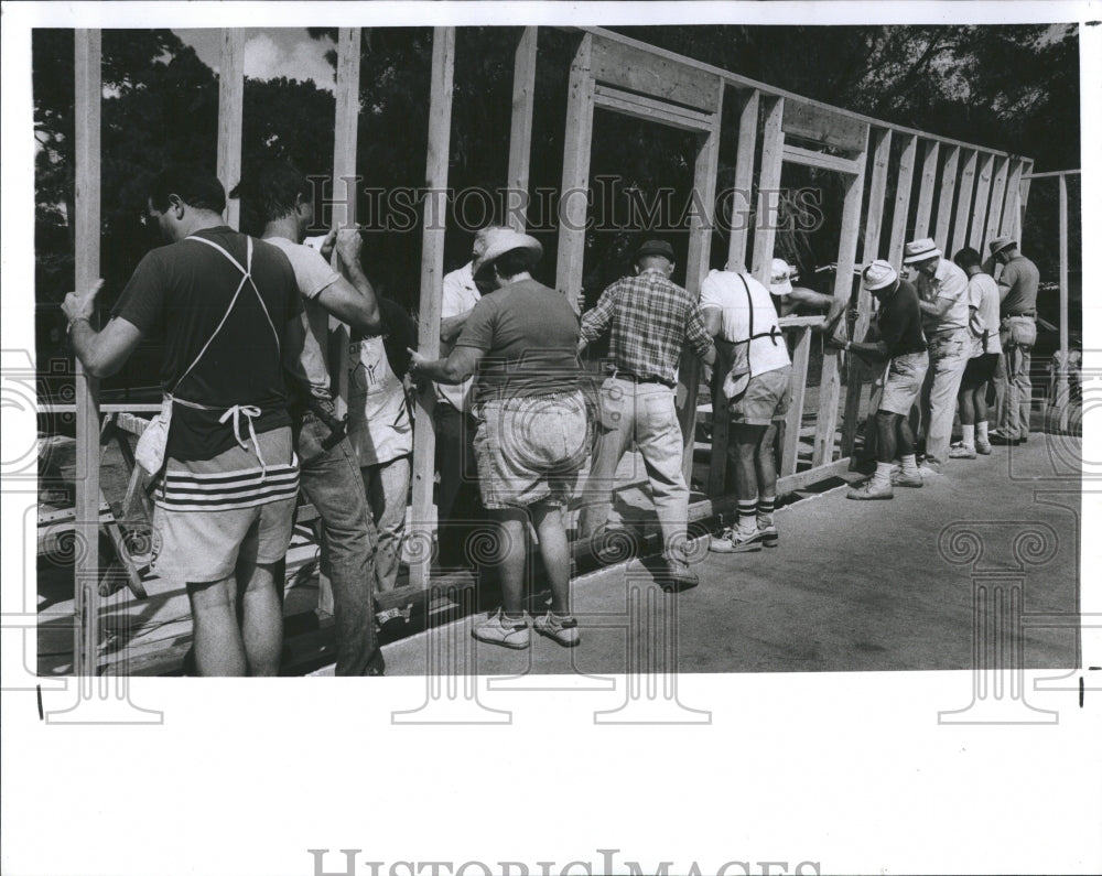 1990 Press Photo Tom McCoun and other volunteers help frame house - RSH14725 - Historic Images