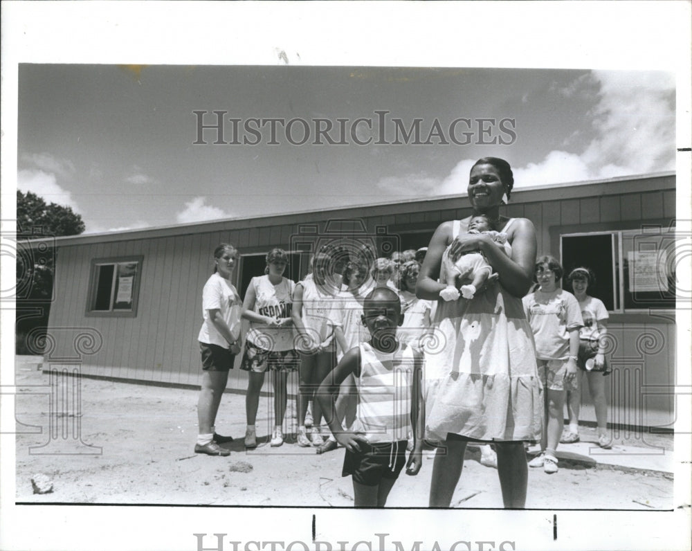 1987 Press Photo Conchetta Hollmon and daughter Nikiara in front of new house. - Historic Images