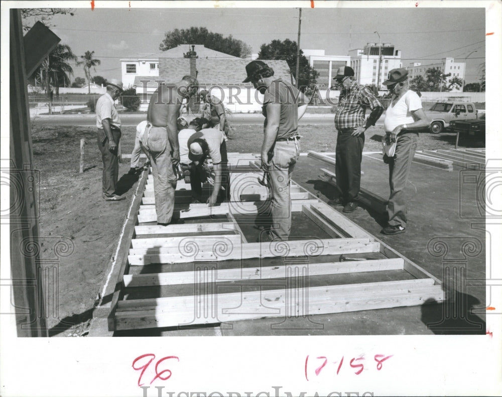 1986 Press Photo Volunteers building house for Pinellas Habitat for Humanity - Historic Images