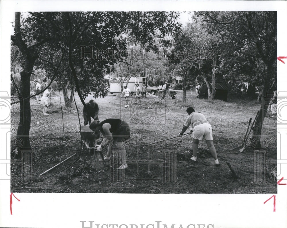 1989 Press Photo Volunteers clear lot for Habitat for Humanity - Historic Images