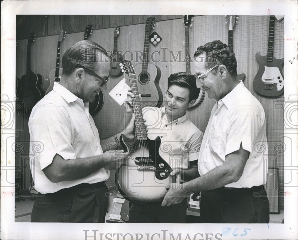 1964 Press Photo Robert Shrewsbury Newell Music Center Archie Harry - Historic Images