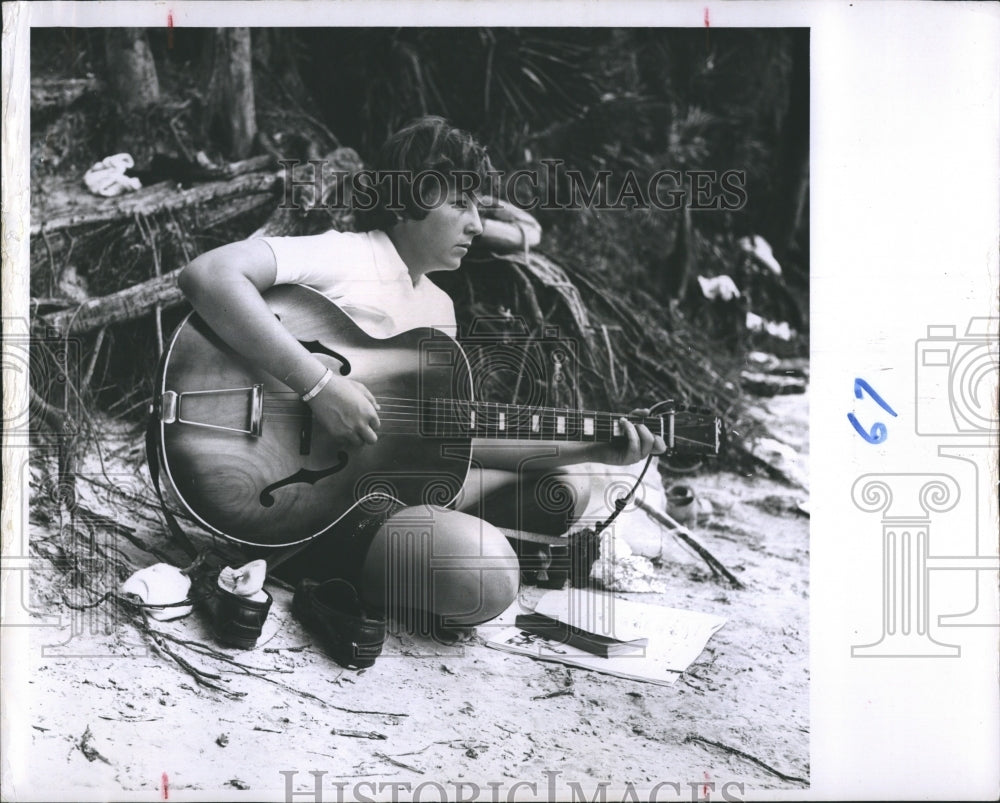 1964 Press Photo Sandy Kerwin Guitar - Historic Images