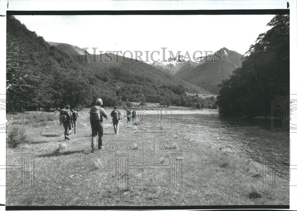 1995 Press Photo New Zealand Hiking trip, arranged by&quot; Walking the World&quot; - Historic Images