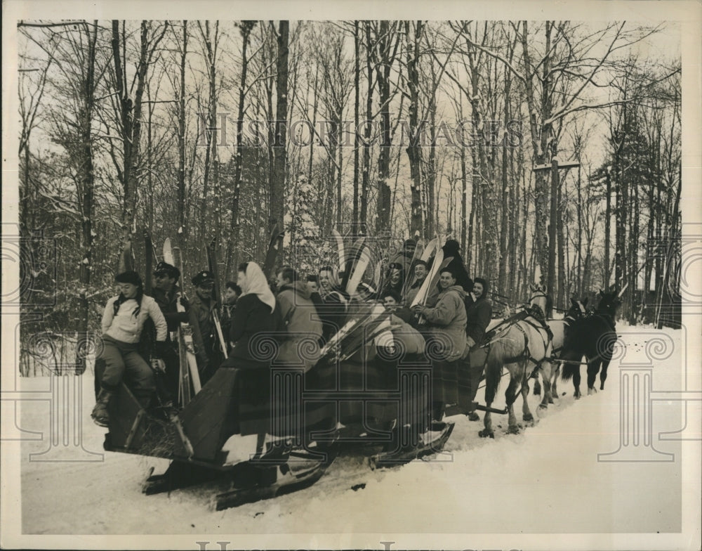 Press Photo GI&#39;s Take Part In Skiing Recreation Between Assignments In New York - Historic Images