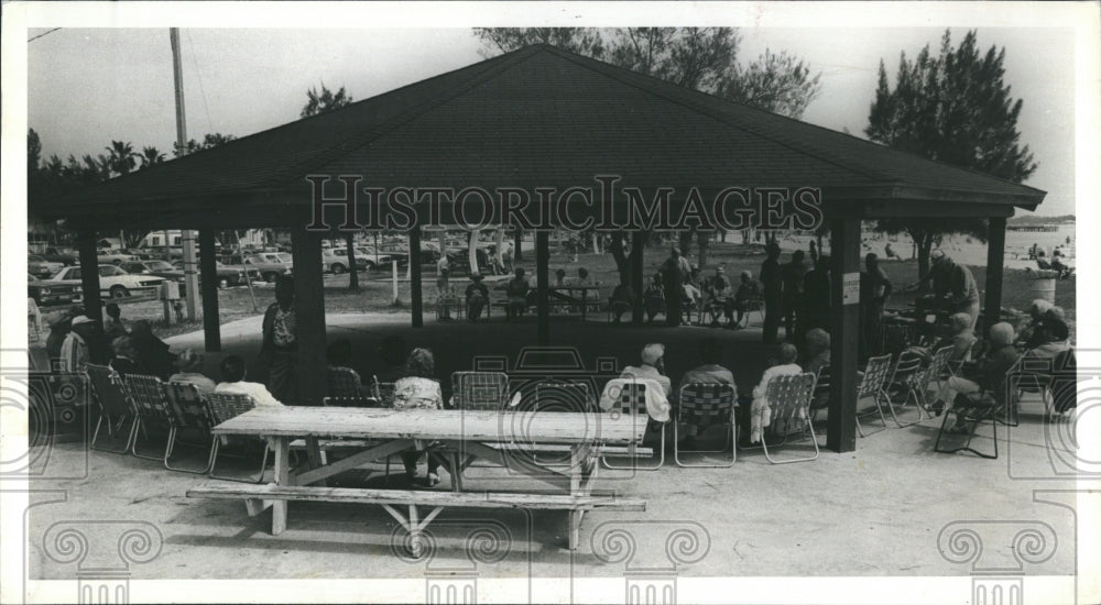 1981 Press Photo Gulfport Pavillon enjoys Tonemasters Music. - RSH14955 - Historic Images