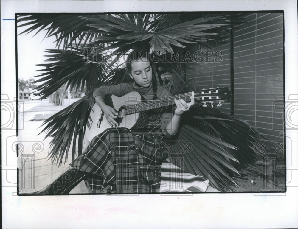 1981 Press Photo Liz Parcaro strikes a pretty note on guitar, lessons $10 hr. - Historic Images