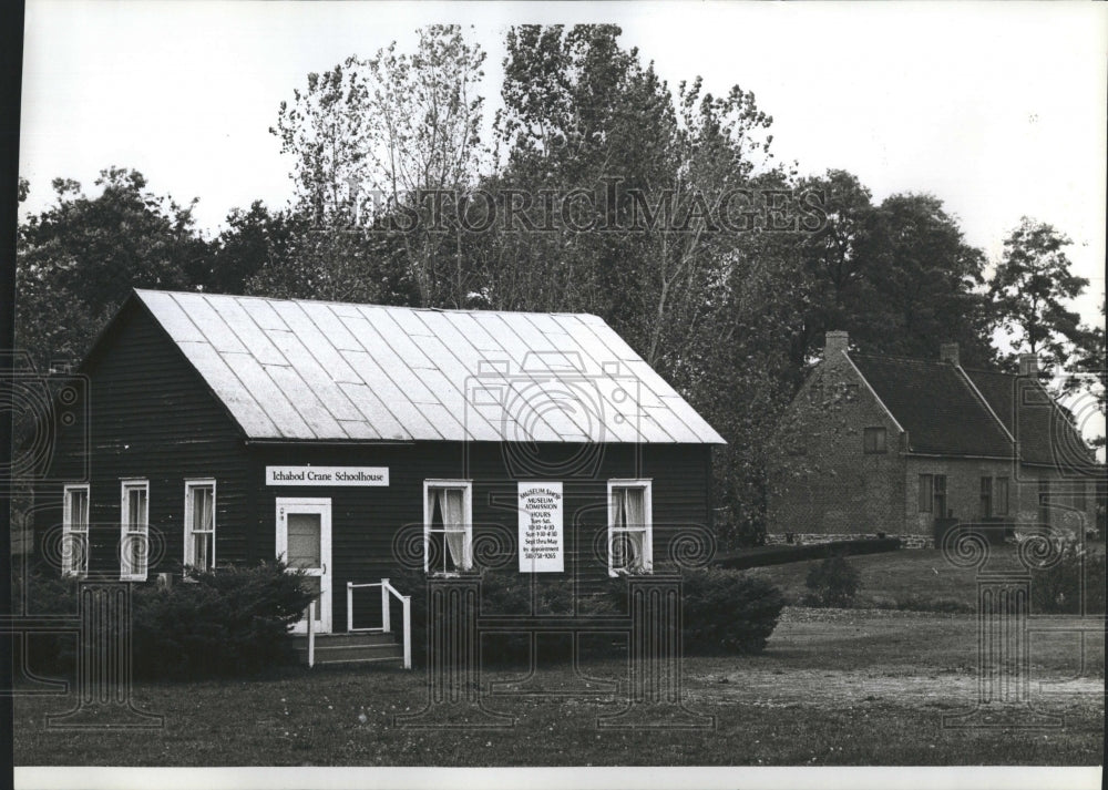 1982 Press Photo The Icabod Crane Schoolhouse in Kinderhook,NY next to - Historic Images