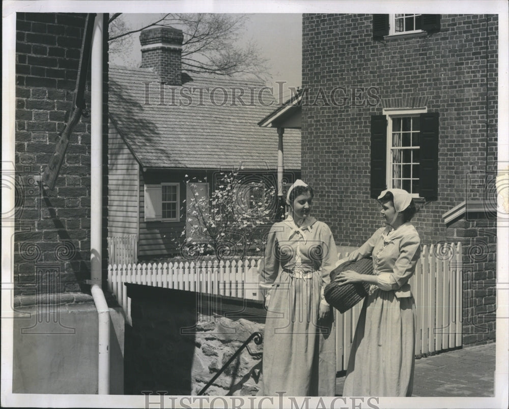 Press Photo Girls Eighteenth Century Moravian Costumes Old-Salem Winston-Salem - Historic Images