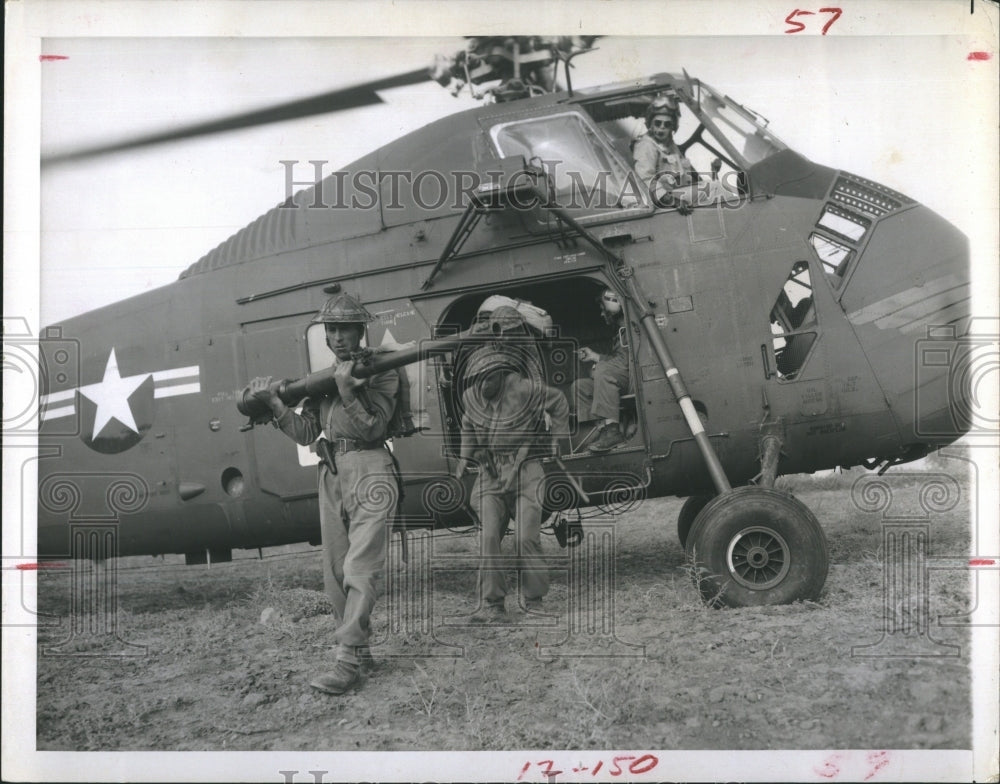 1956 Press Photo Turkish Troops disembarking from US Helicopters. - Historic Images