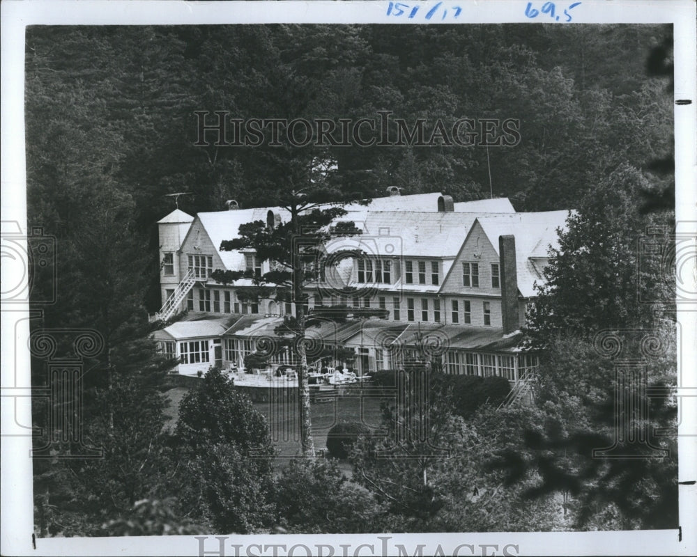 Press Photo Mansion in the Forest. - Historic Images