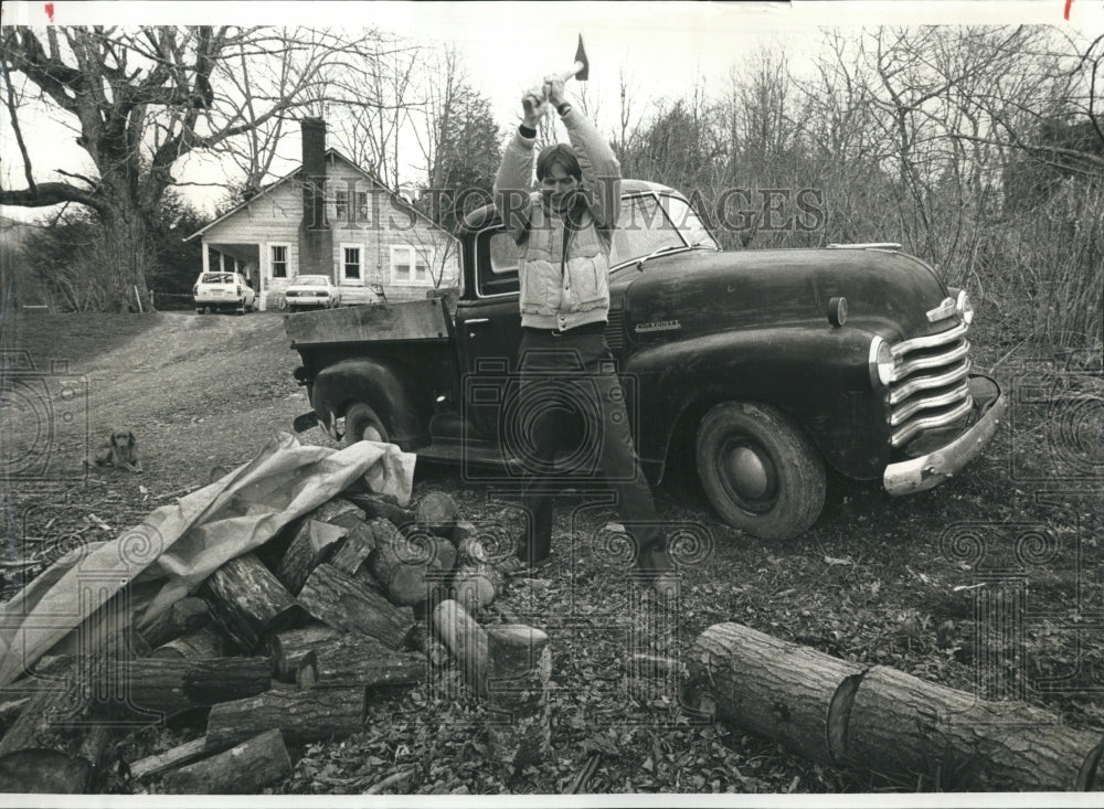 1983 Press Photo Terry Henry chops wood at his home in Ashe Country. - Historic Images