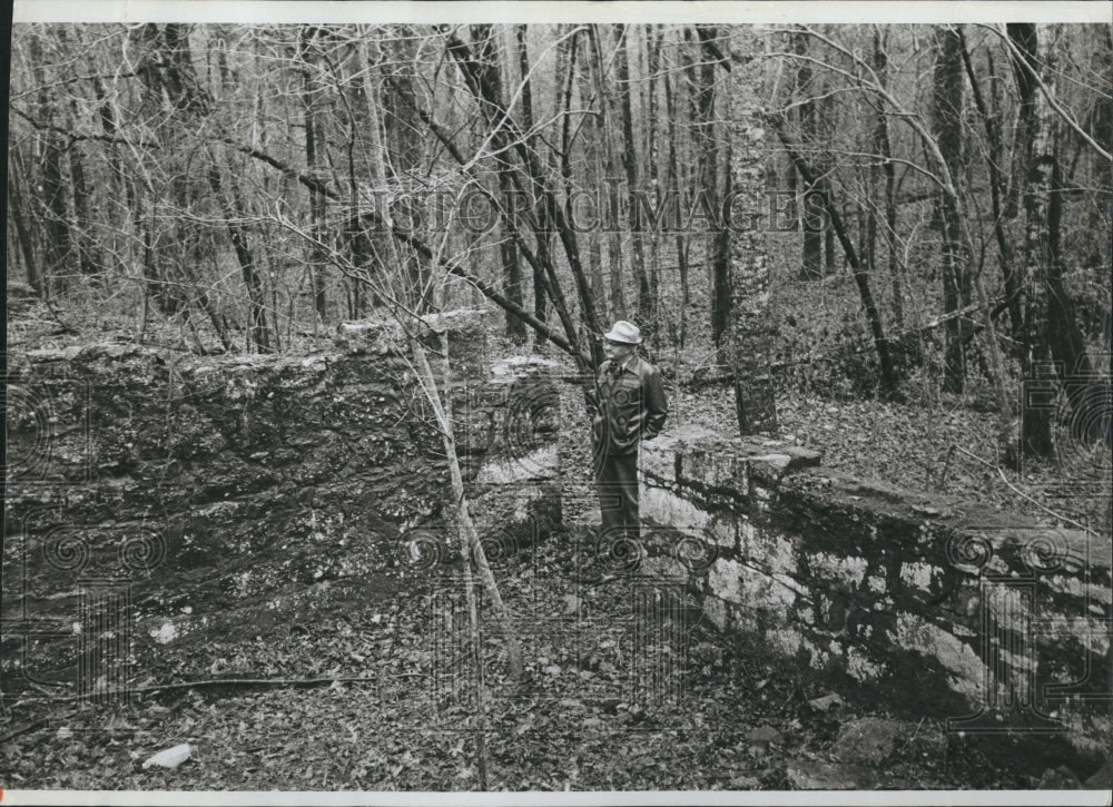 1983 Press Photo Thurman Maness country historian stand besides ruin store. - Historic Images