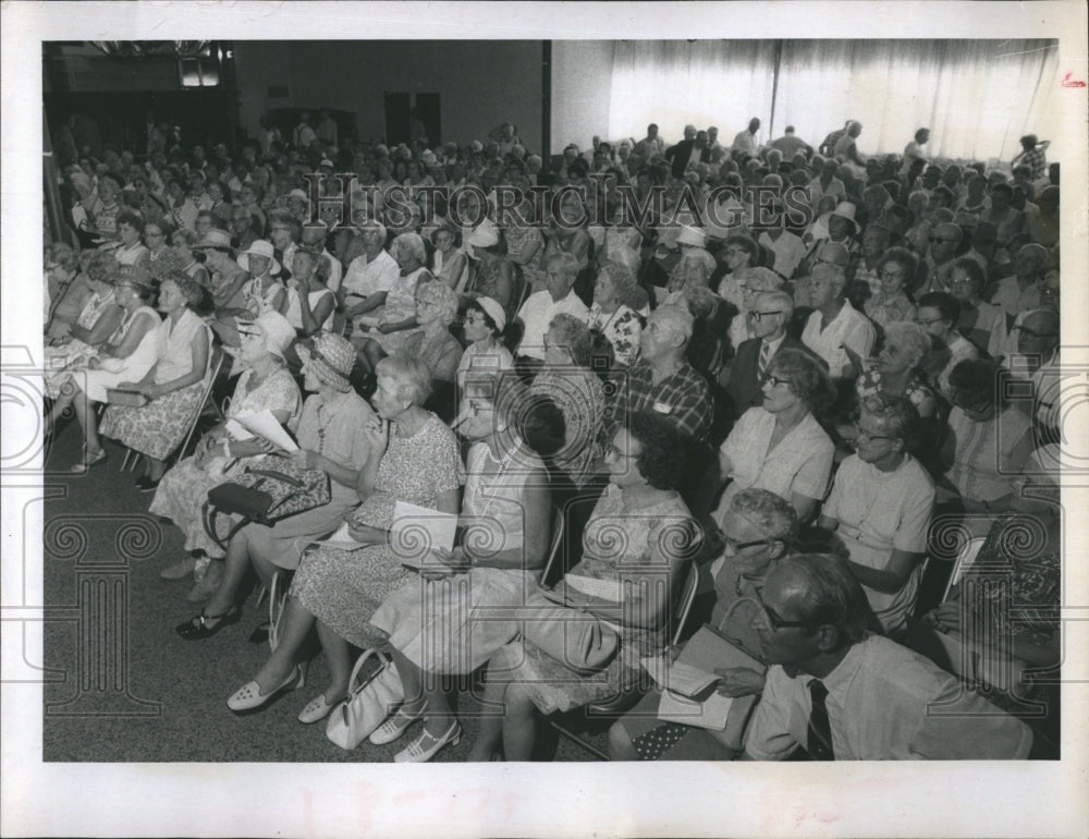 1970 Press Photo Senior citizens attend a forum on the problems of the aged. - Historic Images