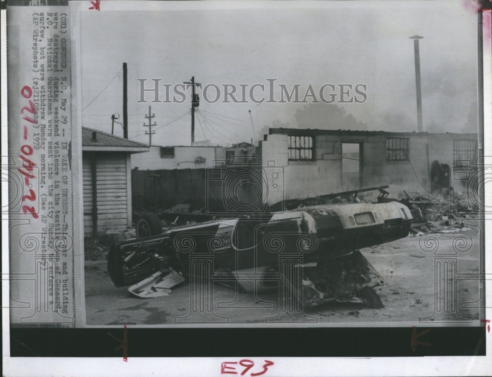 1972 Press Photo A car and building were destroyed during a violent weekend. - Historic Images