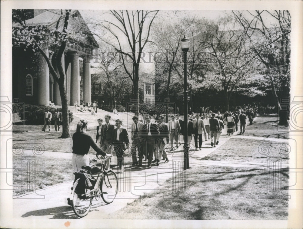 1962 Press Photo Students at Harvard University, the "Athens of the West" - Historic Images