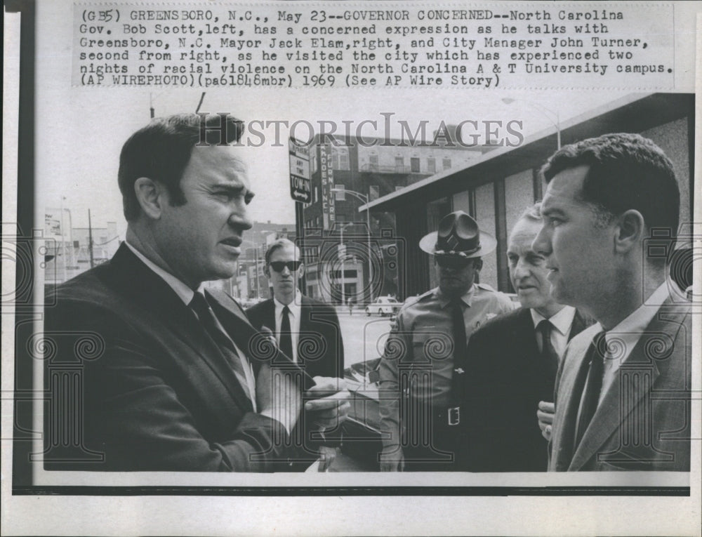 1969 Press Photo NC Gov. Bob Scott Talks with Greensboro Mayor Jack Elam - Historic Images