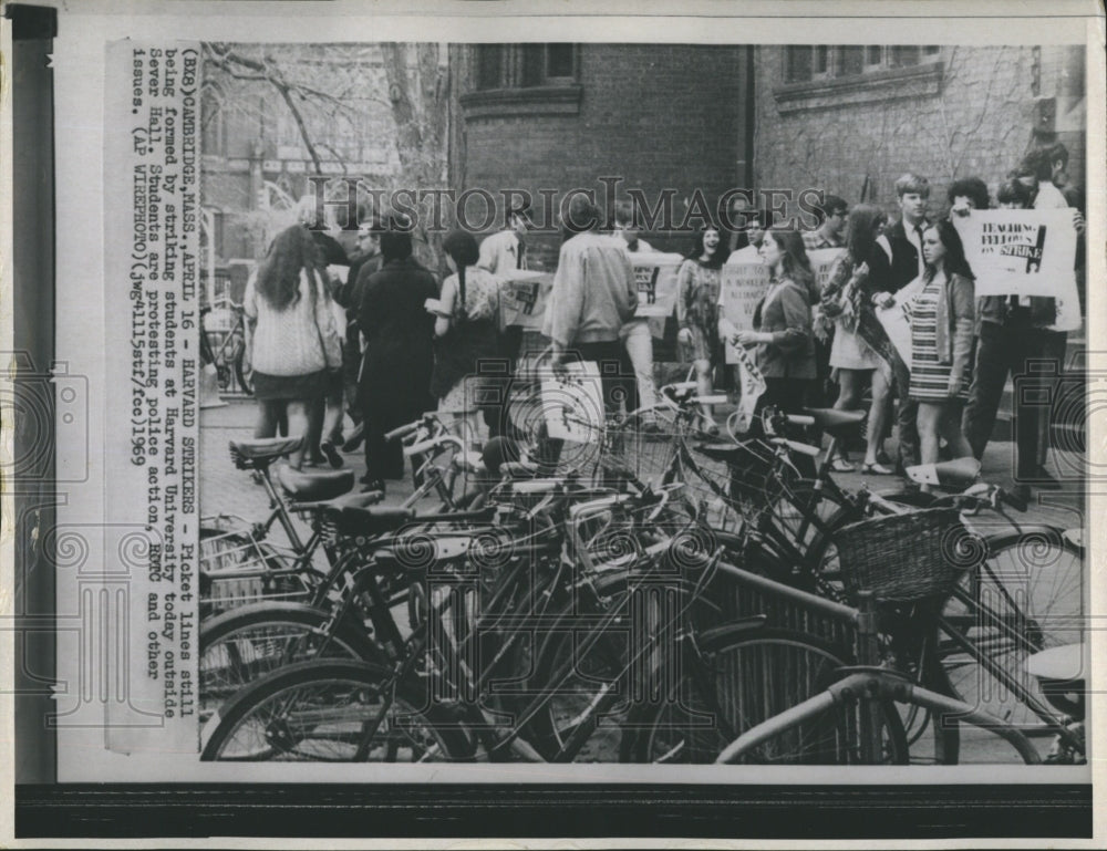 1969 Press Photo Striking Students at Harvard University - Historic Images