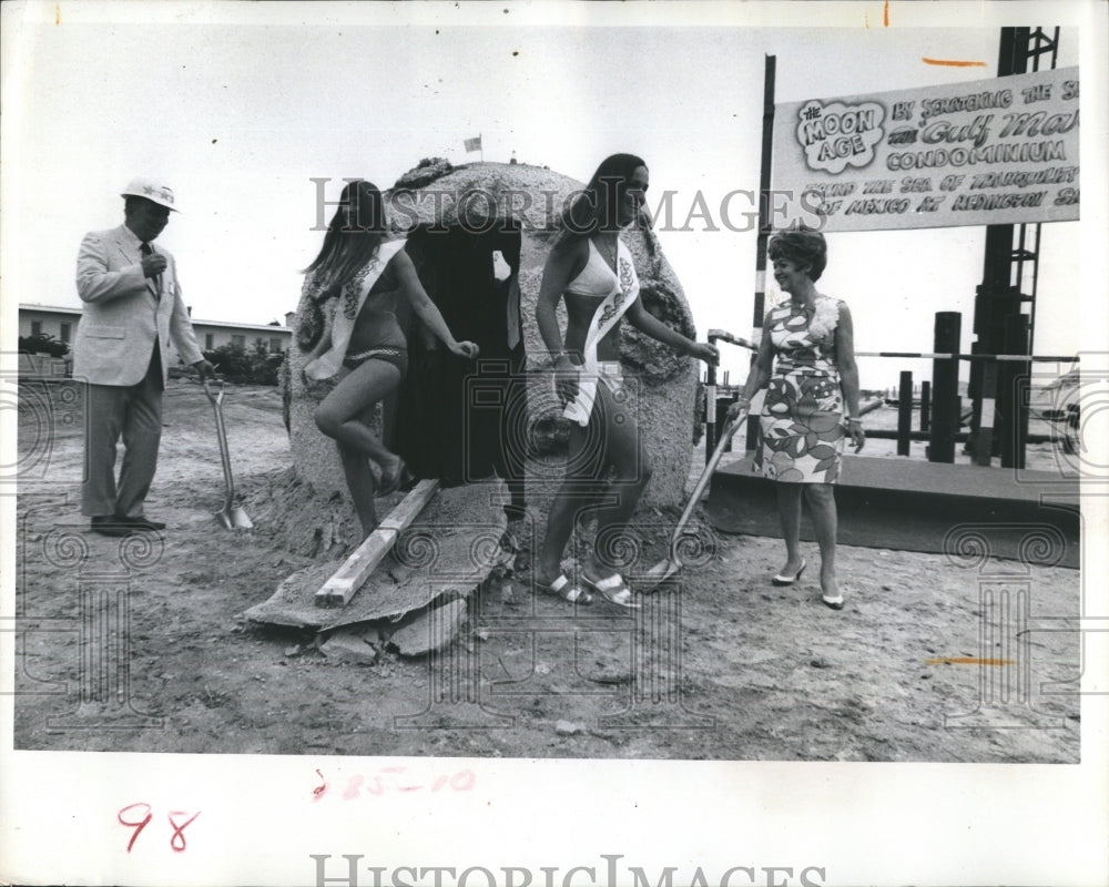 1971 Press Photo Ceremony for Gulf Mariner Codo Apartments - Historic Images
