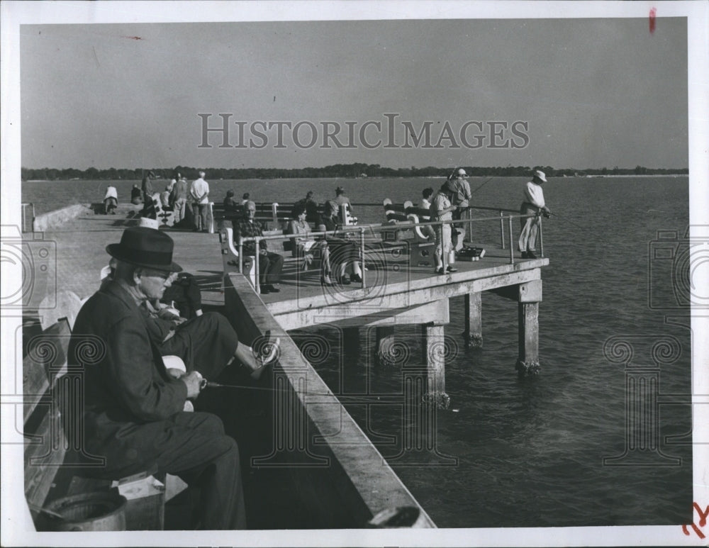 1957 Press Photo Gulfport Pier with many people. - Historic Images