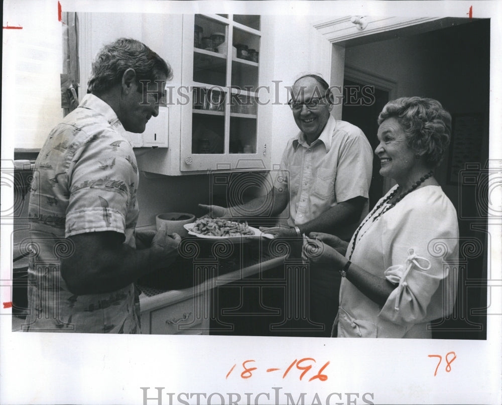 1981 Press Photo Lyceum Committee Roy Hundley Tom Lang Dr. Ilda Hall - Historic Images