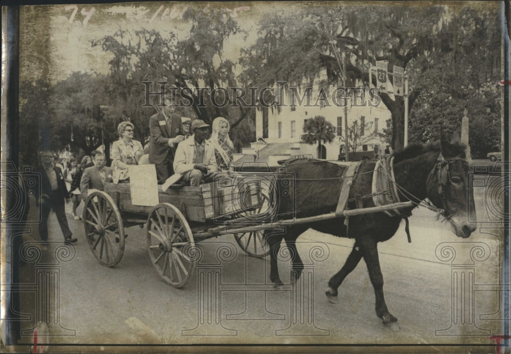 Press Photo Model Glenda Tyson Mule Drawn Wagon - Historic Images