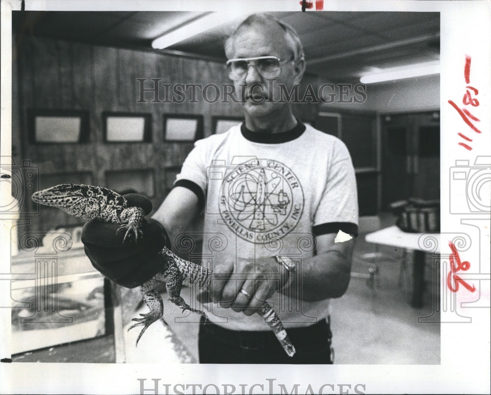 1982 Press Photo The golden tegu is in the hands of Paul Lamb of the Science center - Historic Images