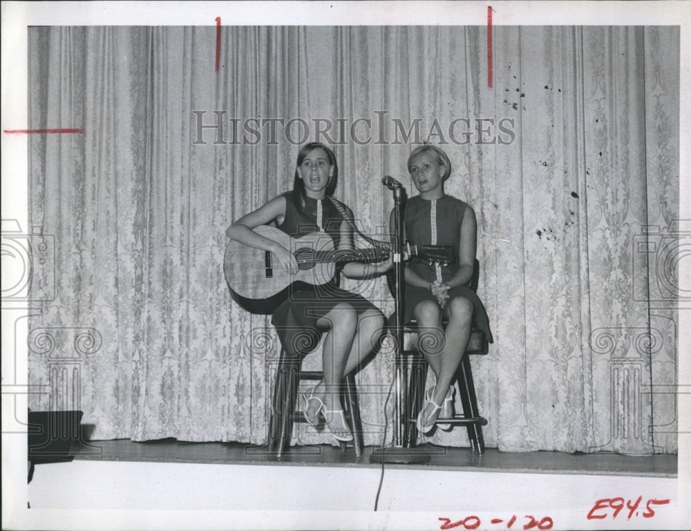 1968 Press Photo Folksingers Shelly and Linda Marcotte performed in the stage in Florida. - Historic Images